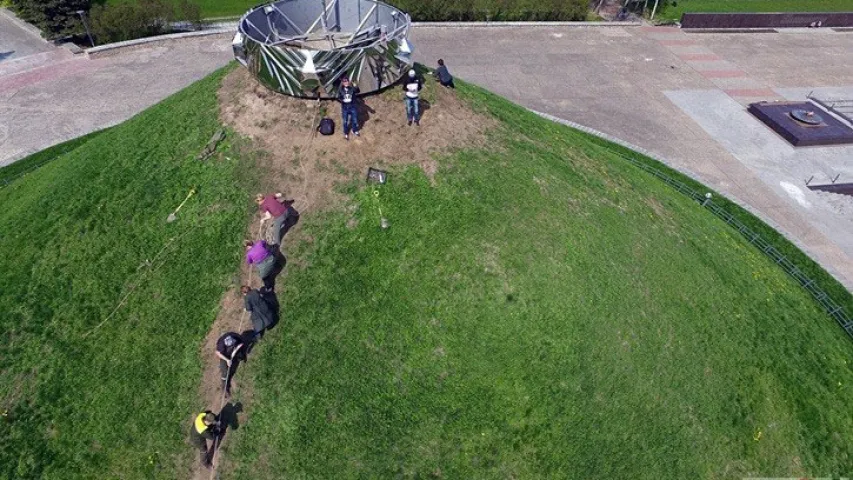 Фотафакт: Гродзенскія жанчыны ўручную цягнуць мяхі з дзёрнам на Курган Славы