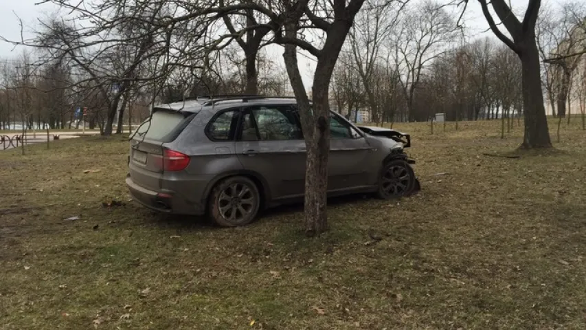 У сталіцы BMW пратараніў металічную агароджу і выехаў на тратуар (фота)