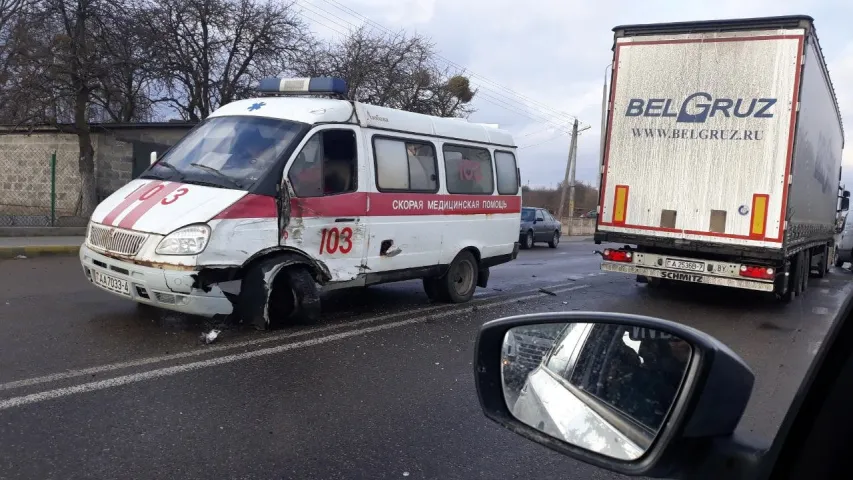 У Гродне хуткая трапіла пад фуру (фота)