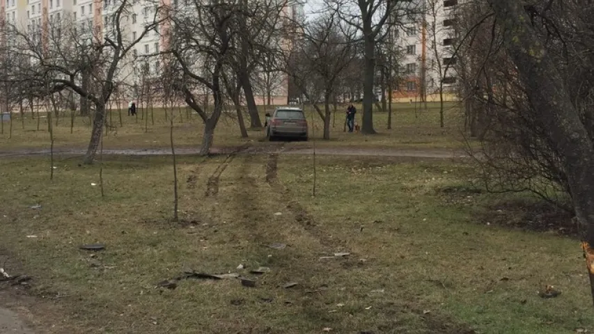 У сталіцы BMW пратараніў металічную агароджу і выехаў на тратуар (фота)