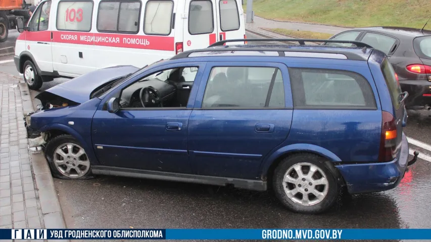 У Гродне аварыя з удзелам двух аўтамабіляў Opel, адзін з якіх збіў пешахода