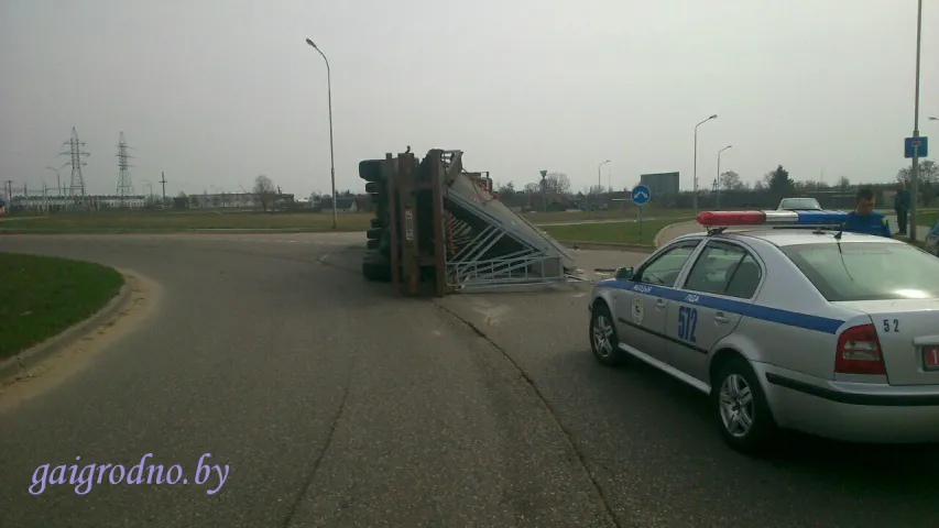 Пад Лідай перакулілася фура з 15-тоннай плітой (фота)