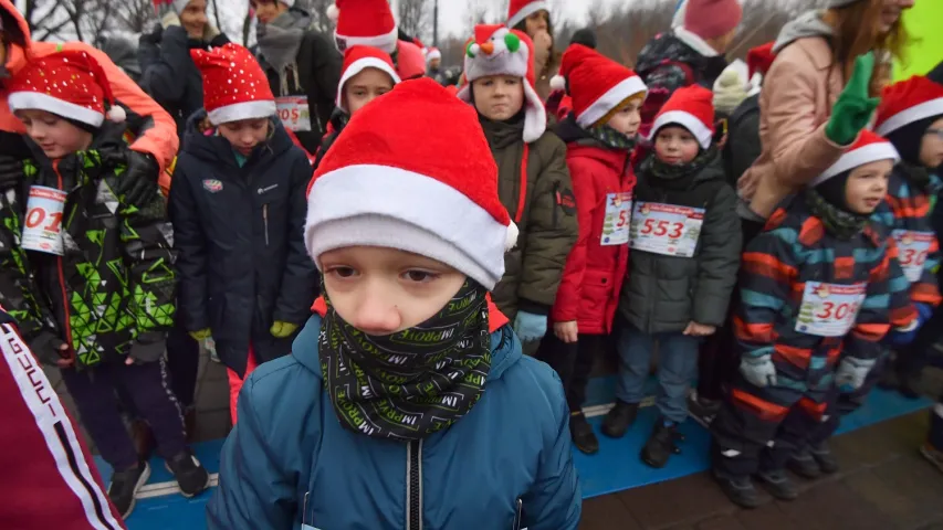 И даже плавали на байдарках: в Минске прошёл забег Санта-Клаусов