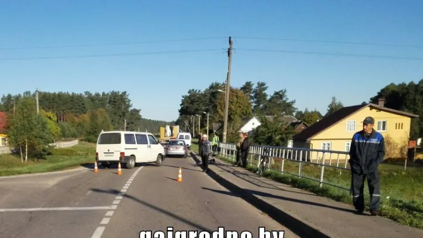 Каля Гродна мікрааўтобус збіў жанчыну на ровары, якая везла дачку (фота)