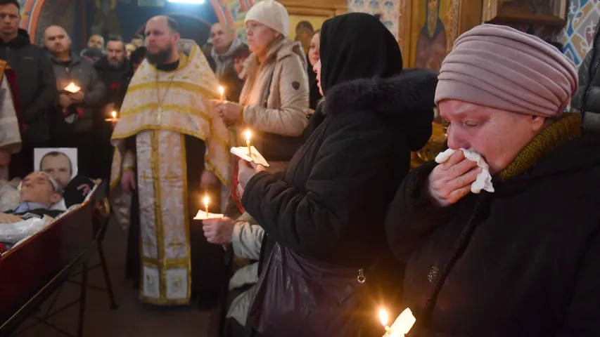 Гітарыста "Ляпіса Трубяцкога" Руслана Уладыку пахавалі пад Мінскам (фота)