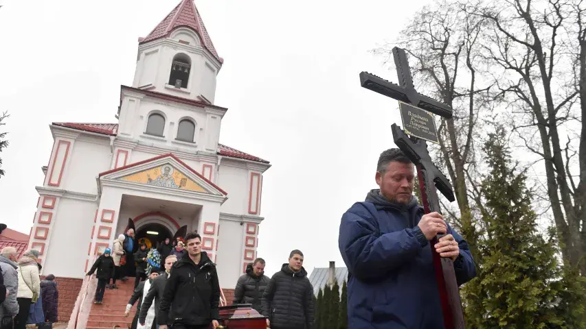 Гітарыста "Ляпіса Трубяцкога" Руслана Уладыку пахавалі пад Мінскам (фота)