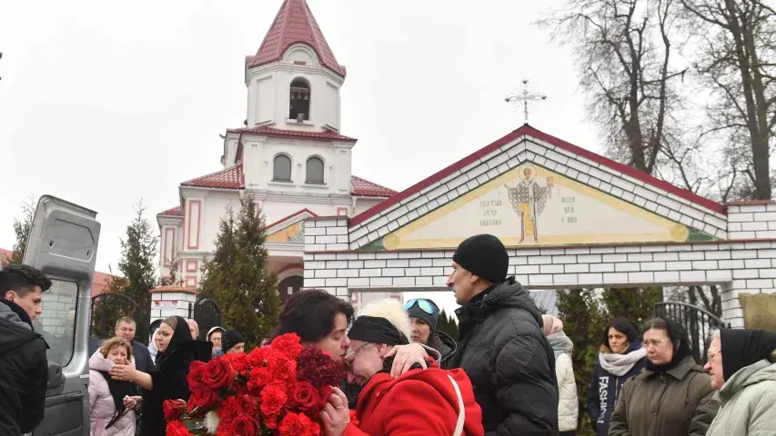 Гітарыста "Ляпіса Трубяцкога" Руслана Уладыку пахавалі пад Мінскам (фота)