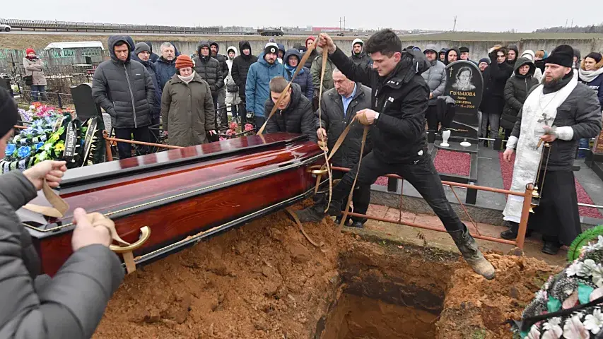 Гітарыста "Ляпіса Трубяцкога" Руслана Уладыку пахавалі пад Мінскам (фота)