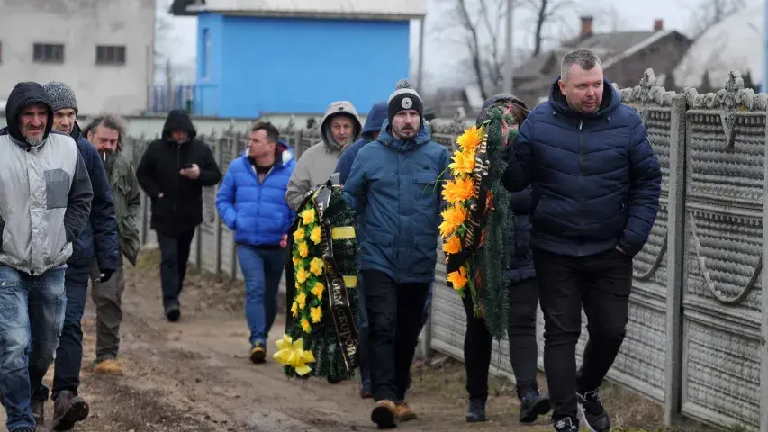 Гітарыста "Ляпіса Трубяцкога" Руслана Уладыку пахавалі пад Мінскам (фота)