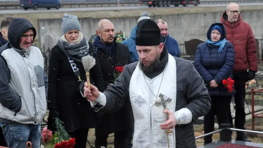 Гітарыста "Ляпіса Трубяцкога" Руслана Уладыку пахавалі пад Мінскам (фота)