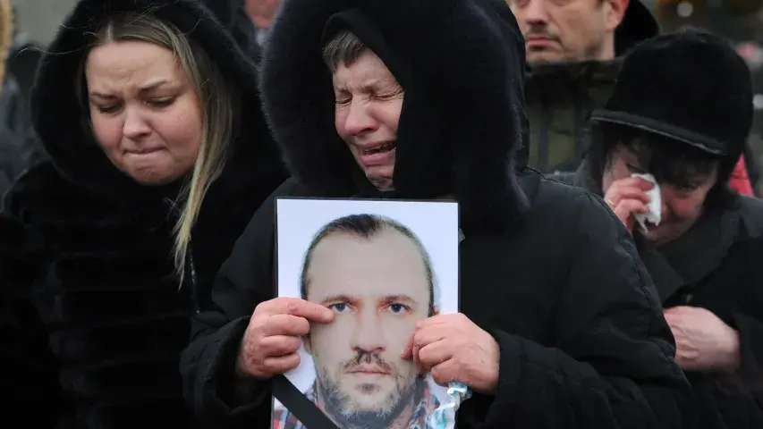 Гітарыста "Ляпіса Трубяцкога" Руслана Уладыку пахавалі пад Мінскам (фота)