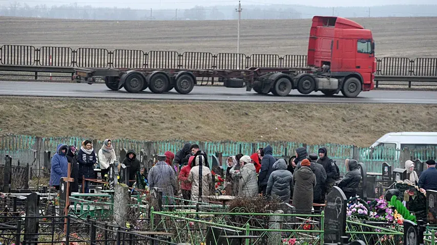 Гітарыста "Ляпіса Трубяцкога" Руслана Уладыку пахавалі пад Мінскам (фота)