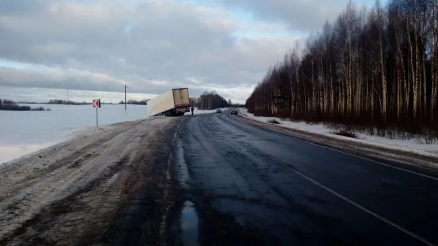 У Верхнядзвінскім раёне фура ўрэзалася ў легкавік. Кіроўца загінуў 