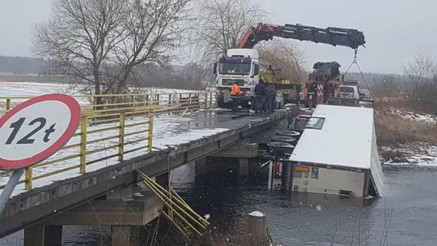 У Польшчы беларус на фуры зваліўся з моста ў раку 