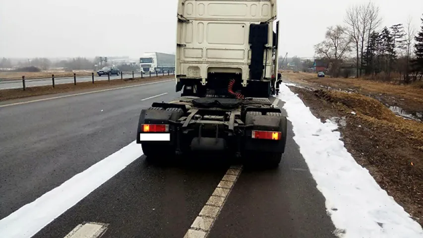 Пад Барысавам на трасе М-1 гарэла фура з прычэпам