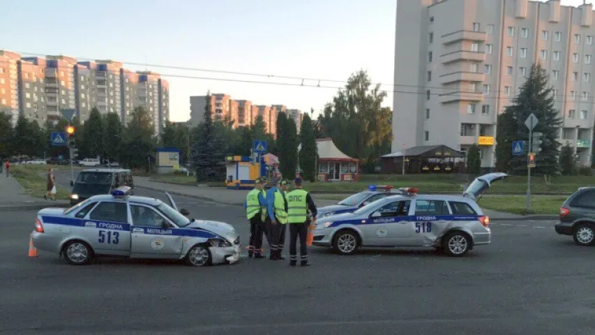 У Гродна падчас пагоні сутыкнуліся два аўтамабілі ДАІ (фота)