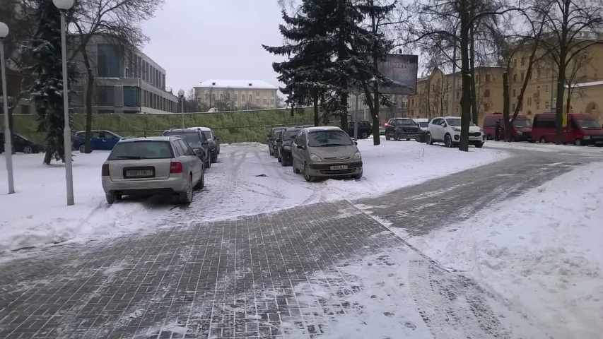 Можно ли победить “паркунов” в Минске? Противостояние у здания МАРТ и Минспорта