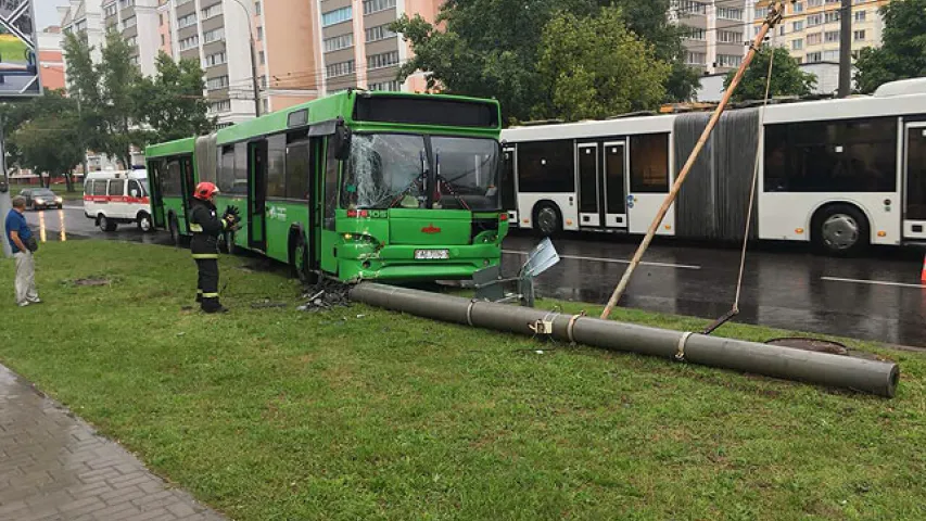 Маршрутны аўтобус у Гомелі ўрэзаўся ў слуп (фота)