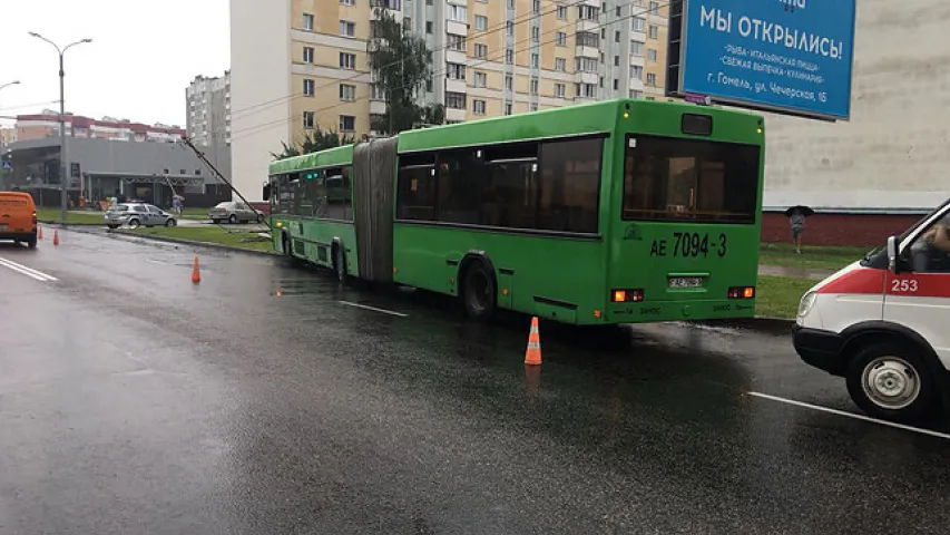 Маршрутны аўтобус у Гомелі ўрэзаўся ў слуп (фота)