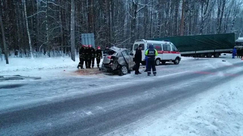 Легкавік на Гомельшчыне ўлабавую ўрэзаўся ў фуру, загінулі два чалавекі