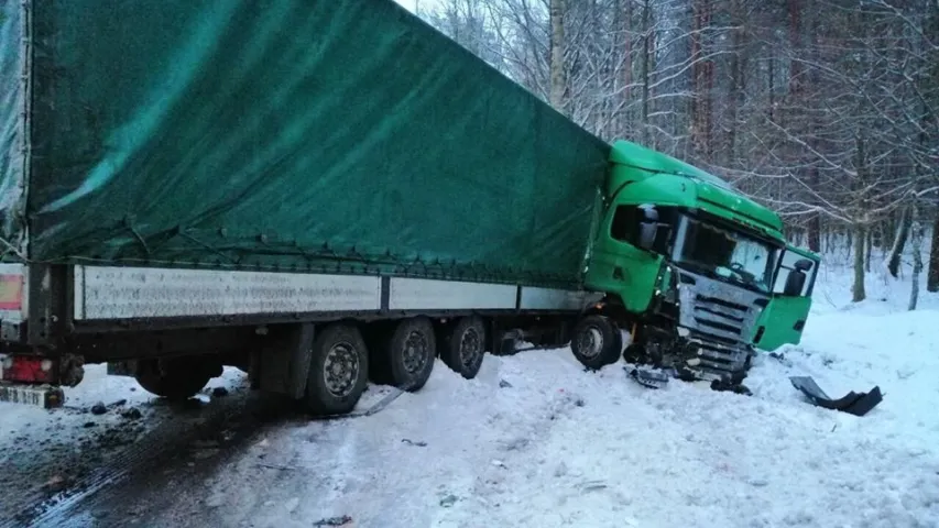 Легкавік на Гомельшчыне ўлабавую ўрэзаўся ў фуру, загінулі два чалавекі