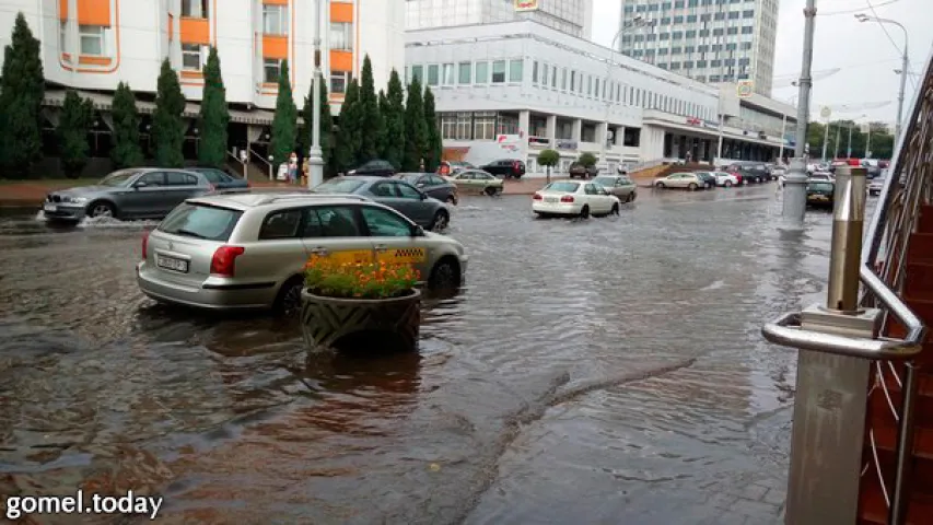 У Гомелі залева затапіла вуліцы і паваліла дрэвы (фота, відэа)