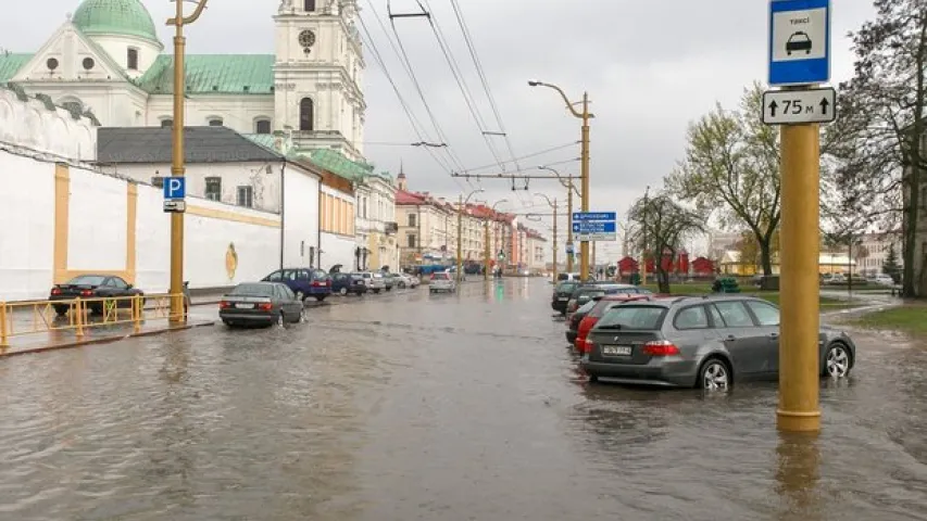 Першы вясновы дождж ператварыў гродзенскія вуліцы ў рэкі (фота)