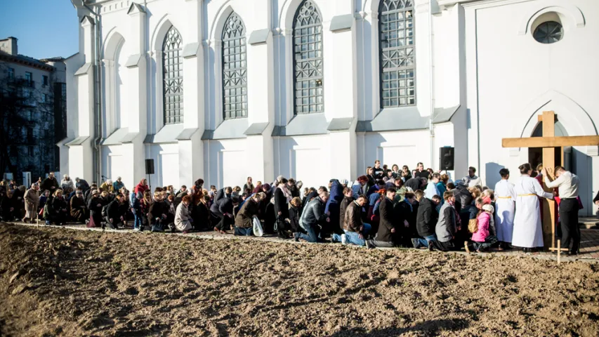 У Мінску 14 вернікаў пранеслі на сабе крыж (фота)