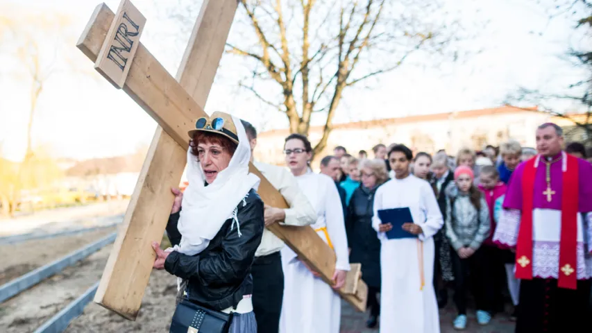 У Мінску 14 вернікаў пранеслі на сабе крыж (фота)