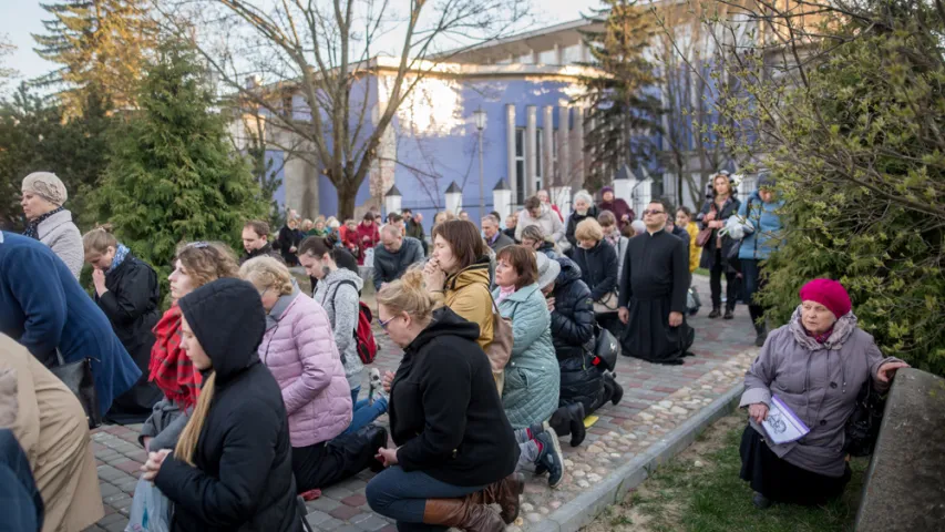 У Мінску 14 вернікаў пранеслі на сабе крыж (фота)