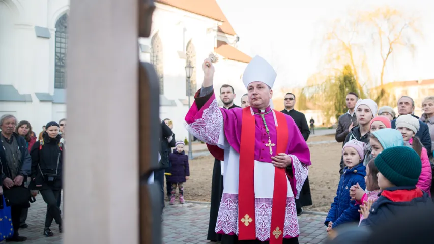 У Мінску 14 вернікаў пранеслі на сабе крыж (фота)