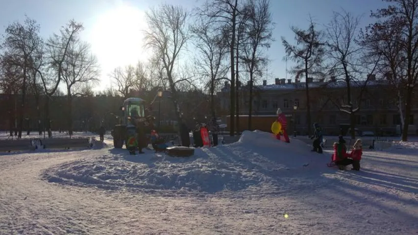 У расійскім Пецярбургу дзеці змагаліся за снежную горку з камунальнікамі