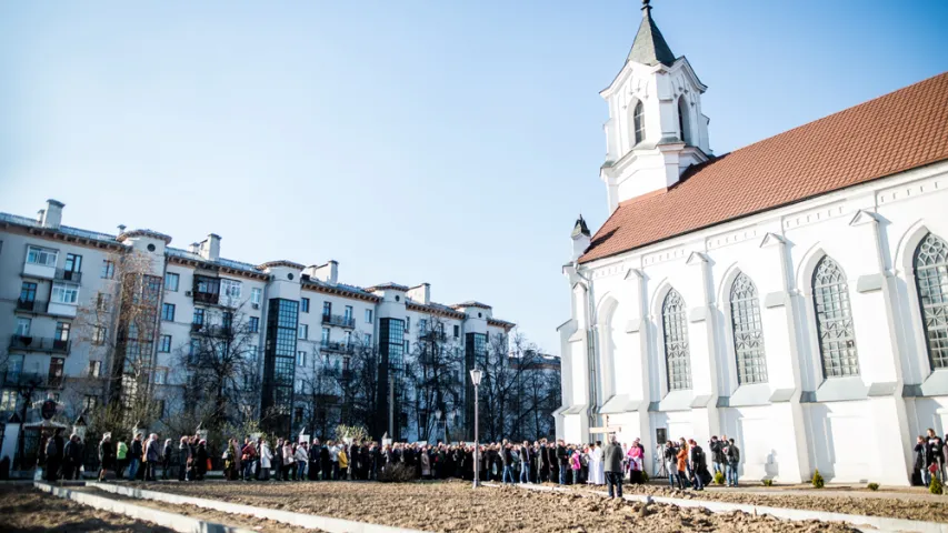 У Мінску 14 вернікаў пранеслі на сабе крыж (фота)