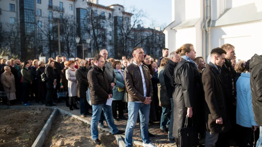 У Мінску 14 вернікаў пранеслі на сабе крыж (фота)