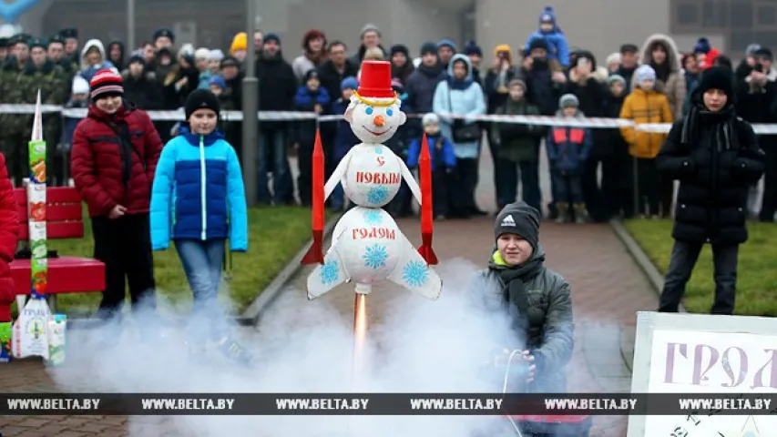 У Гродне ў неба запусцілі ялінку, снегавіка, Дзеда Мароза