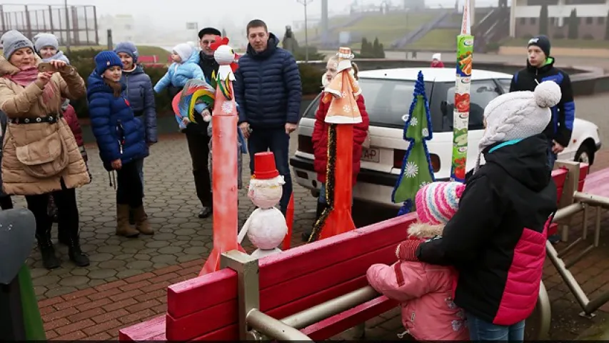 У Гродне ў неба запусцілі ялінку, снегавіка, Дзеда Мароза