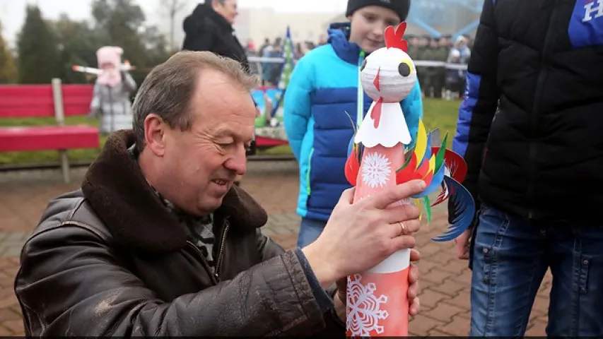 У Гродне ў неба запусцілі ялінку, снегавіка, Дзеда Мароза