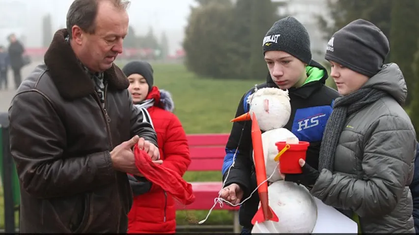 У Гродне ў неба запусцілі ялінку, снегавіка, Дзеда Мароза