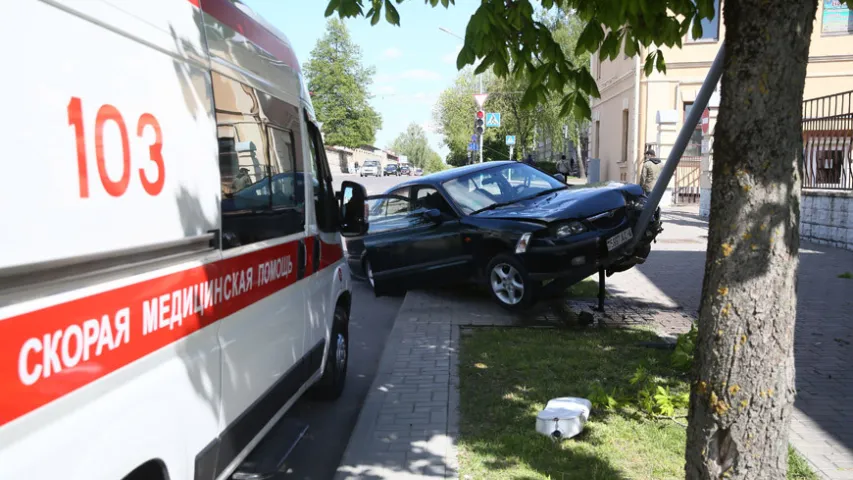 У Гродне машына пры аварыі павісла на слупе