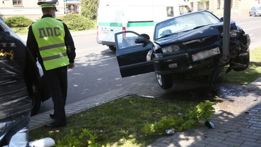 У Гродне машына пры аварыі павісла на слупе