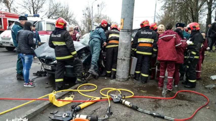 20 хвілінаў ратавальнікі даставалі з аўто ахвяру галалёду ў Гродне