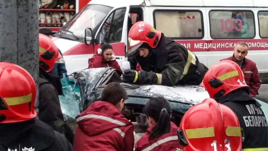 20 хвілінаў ратавальнікі даставалі з аўто ахвяру галалёду ў Гродне