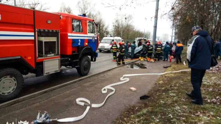 20 хвілінаў ратавальнікі даставалі з аўто ахвяру галалёду ў Гродне