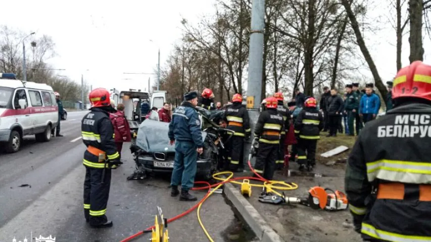 20 хвілінаў ратавальнікі даставалі з аўто ахвяру галалёду ў Гродне