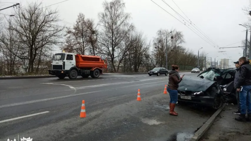 20 хвілінаў ратавальнікі даставалі з аўто ахвяру галалёду ў Гродне