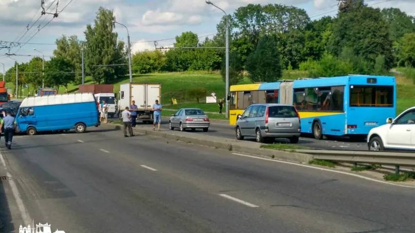 ДТЗ з пяцю аўтамабілямі паралізавала рух на аўтамагістралі ў Гродне