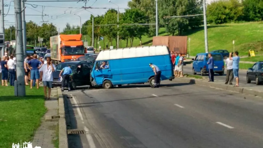 ДТЗ з пяцю аўтамабілямі паралізавала рух на аўтамагістралі ў Гродне