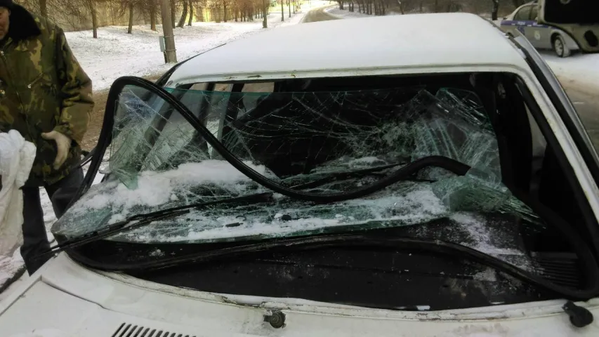 У Гродне трактар на сустрэчцы заехаў каўшом у салон легкавіка