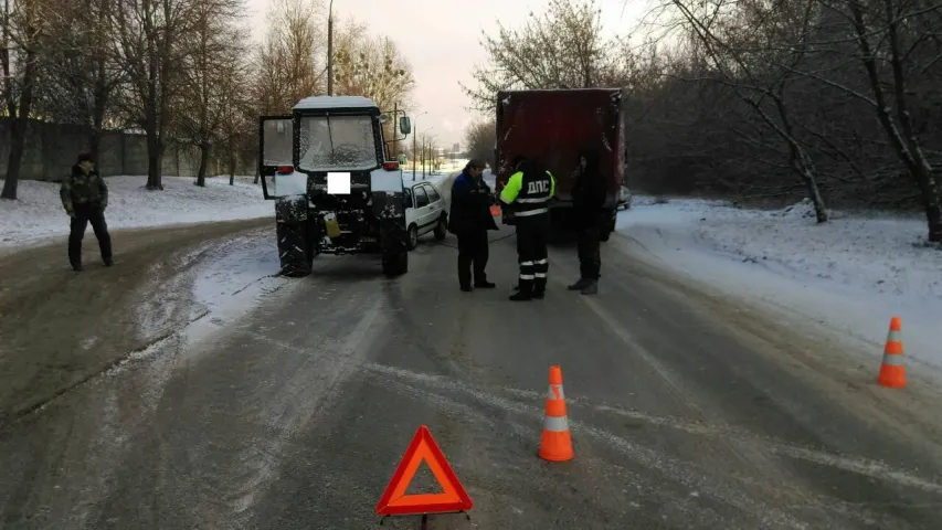 У Гродне трактар на сустрэчцы заехаў каўшом у салон легкавіка