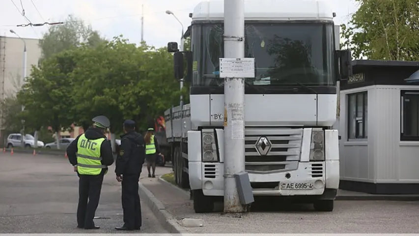 У Гродне грузавік без кіроўцы выкаціўся на прыпынак: два чалавекі ў лякарні